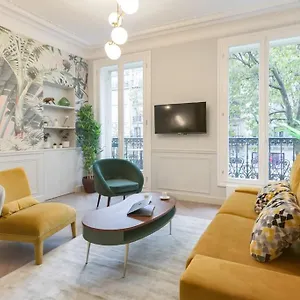https://apt-bright-and-gorgeous-flat-in-the-heart-of.fr-paris.fr